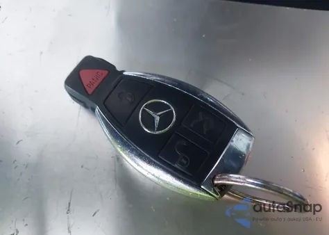 2012 Mercedes-Benz C 250 z USA, uszkodzony, nr VIN WDDGJ4HB4CF775711